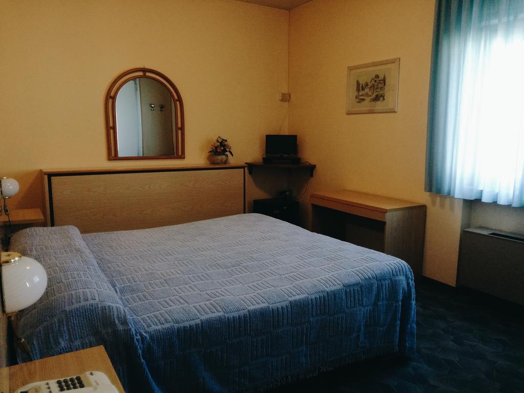Hotel Astoria Altopascio Bagian luar foto