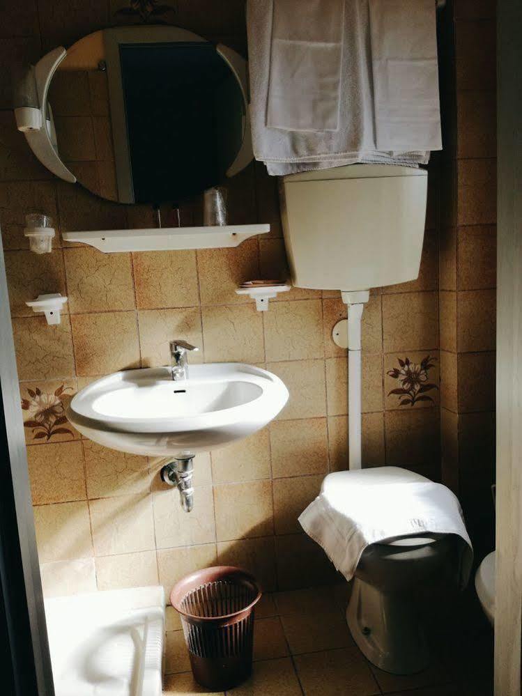 Hotel Astoria Altopascio Bagian luar foto
